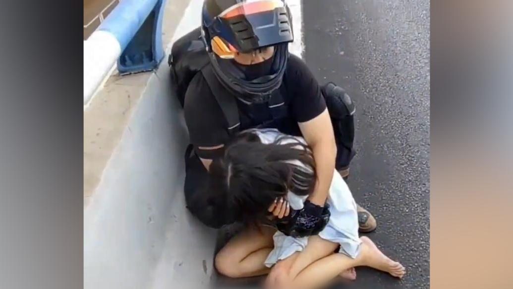 两位摩友救下轻生女孩