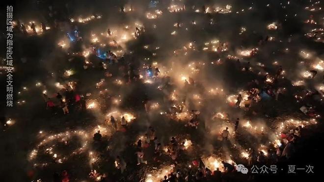 中元节贵州凯里，龙头河畔的烧纸祭亲